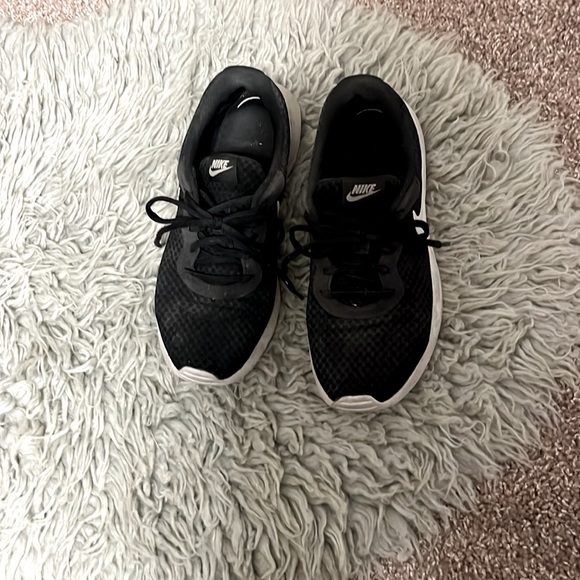 Women’s Black Nike Tajun Run Sneakers👟 - Picture 2 of 8